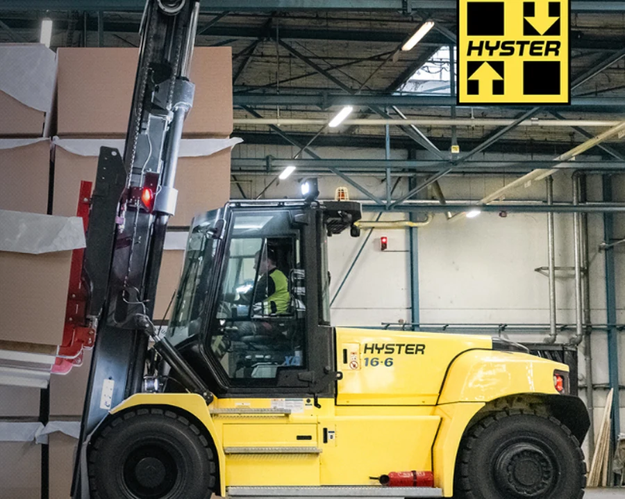 Hyster 16-6 targonca raktárban, rakomány emelése közben