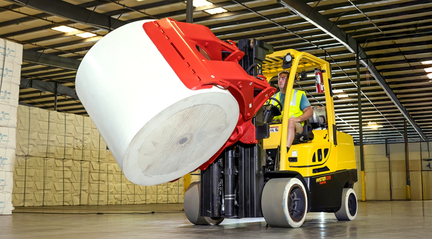 Hyster targonca tekercsfogóval papírtekercset emel